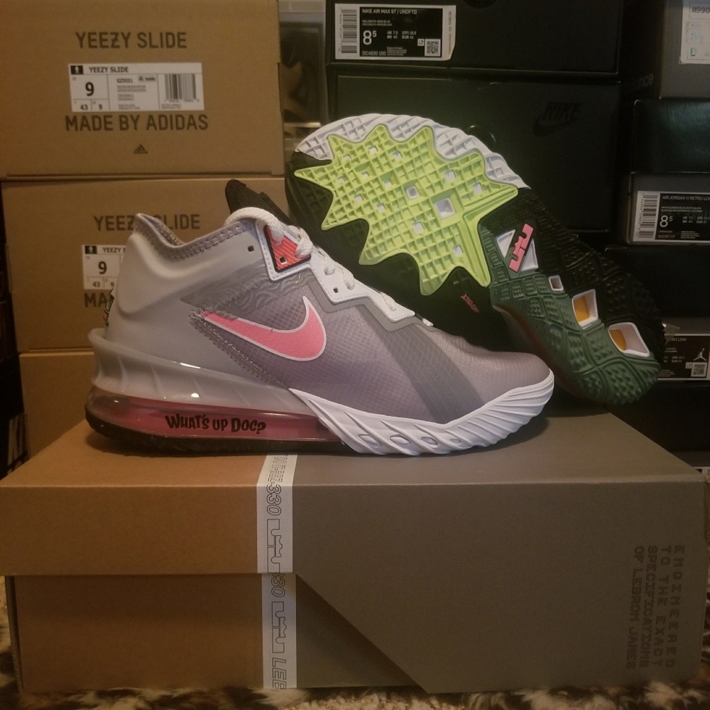 Nike LeBron XVIII Low Bugs And Marvin Sz 8.5